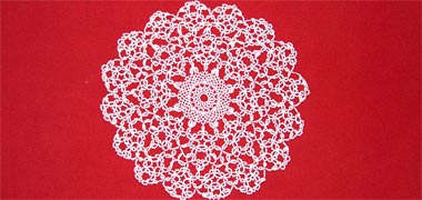 An original example of geometric pattern carried out in the medium of tatting