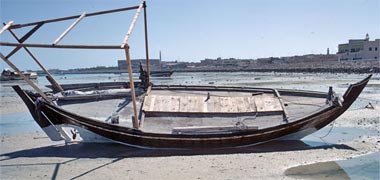 A small shuw’i type boat on the foreshore at Bida in the 1970s