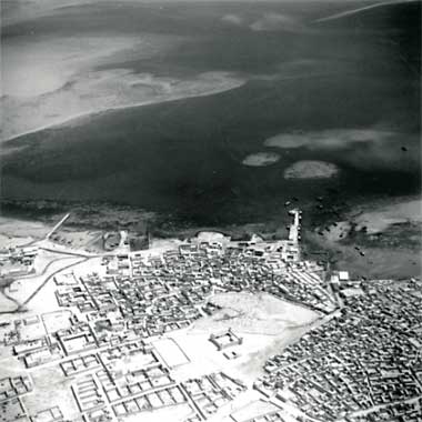 An aerial photograph of the centre of Doha and its west bay taken in the late 1940s