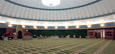 Interior image of the Sheikha Fatima mosque in Kuwait – screenshot from a YouTube video by Ibna Battuta