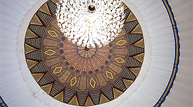 Interior image of the Sheikha Fatima mosque in Kuwait – screenshot from a YouTube video by Ibna Battuta