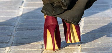 High heels worn below traditional clothing by a young Qatari woman – with permission from Gábor Somogyi-Tóth on Flickr