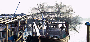A shuw’i loaded with fishing cages