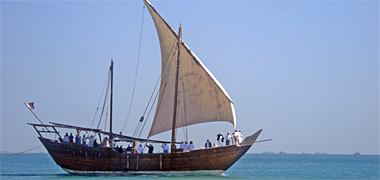 A shuw’i under sail in the West Bay